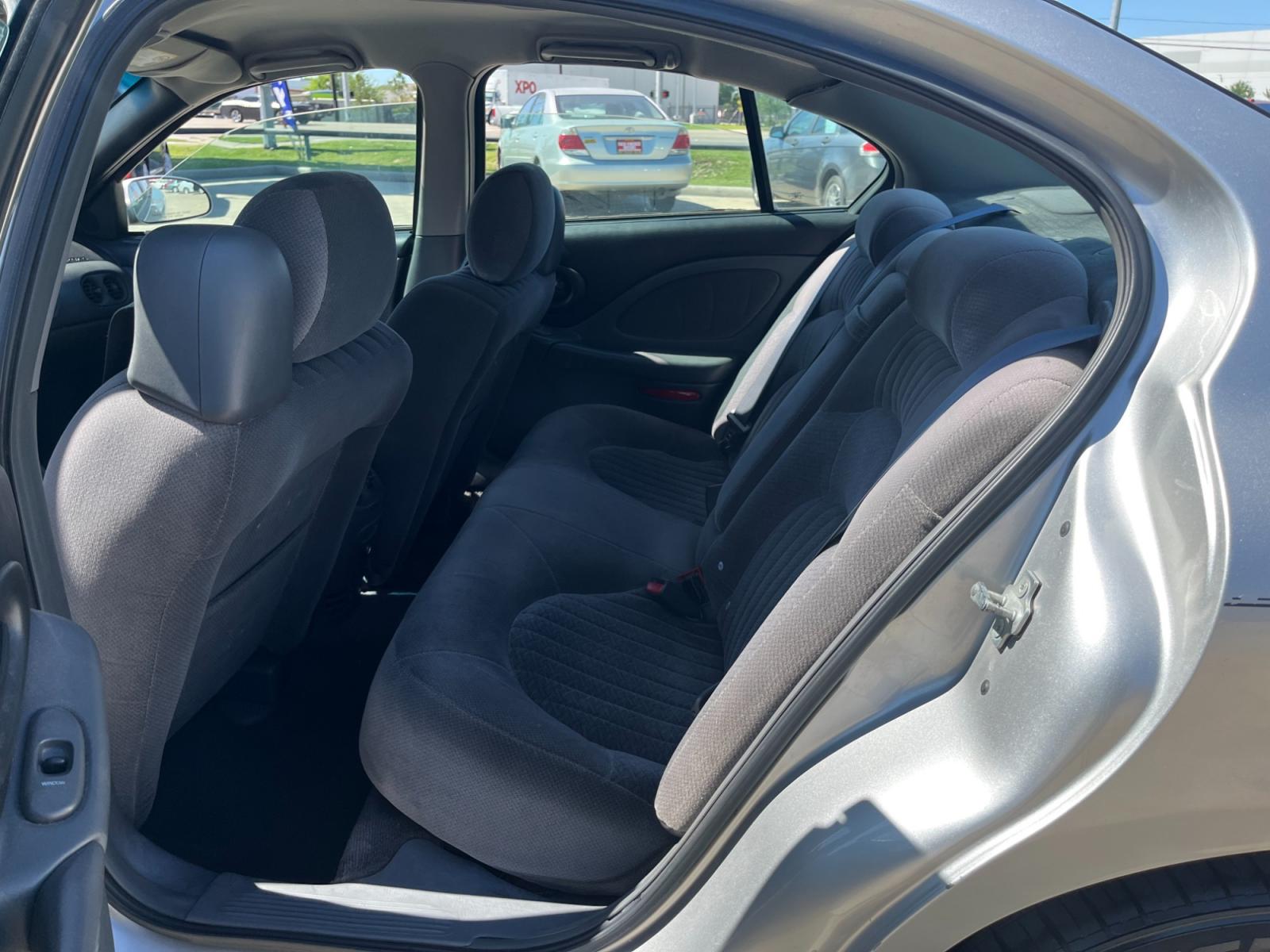 2005 SILVER /gray Pontiac Bonneville SE (1G2HX52K45U) with an 3.8L V6 OHV 12V engine, 4-Speed Automatic Overdrive transmission, located at 14700 Tomball Parkway 249, Houston, TX, 77086, (281) 444-2200, 29.928619, -95.504074 - Photo #9